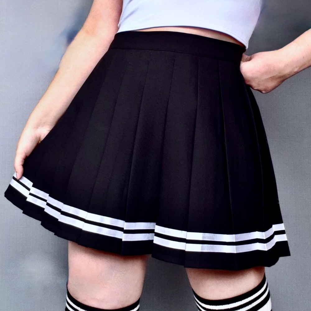 Romwe black pleated mini skirt with white trim